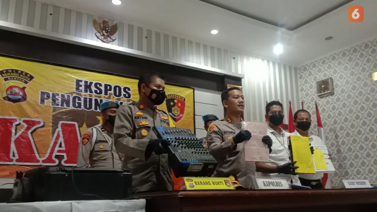 Polisi Ungkap Korupsi Dana Huibah Di Dewan Kesenian Banten (DKB). (Senin, 04/04/2022). (Liputan6.com/Yandhi Deslatama).