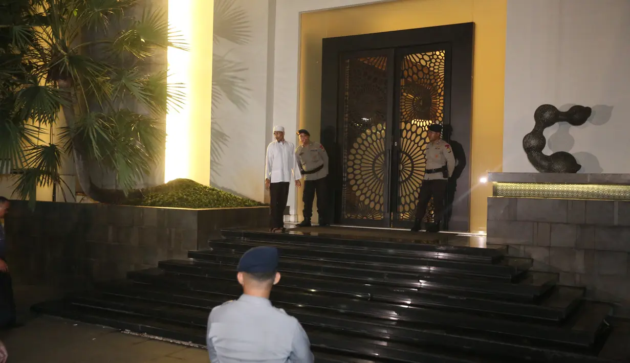 Sejumlah aparat kepolisian Brimob berjaga di depan rumah tersangka Ketua DPR RI Setya Novanto jelang penjemputan paksa oleh KPK di Jalan Wijaya 13 No 19, Jakarta Selatan, Rabu (15/11). (Liputan6.com/Johan Tallo)