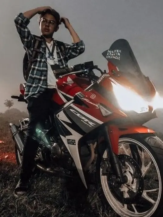 Lihat betapa gagahnya Baim Cilik ketika naik motor gede. Ia menyempurnakan penampilannya dengan kemeja flanel. (Foto: Instagram/baimalkatiri)
