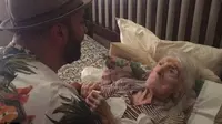 Berikan Kejutan, Cucu Buat Nenek Menangis Haru
