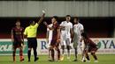 Baru juga tiga menit berjalan, Hamim Tohari telah mengganjar Sutanto Tan dengan kartu kuning setelah mengganggu Marc Klok dalam duel udara. Padahal, pelanggaran itu merupakan yang pertama untuk pemain PSM Makassar ini. (Foto: Bola.com/Ikhwan Yanuar)