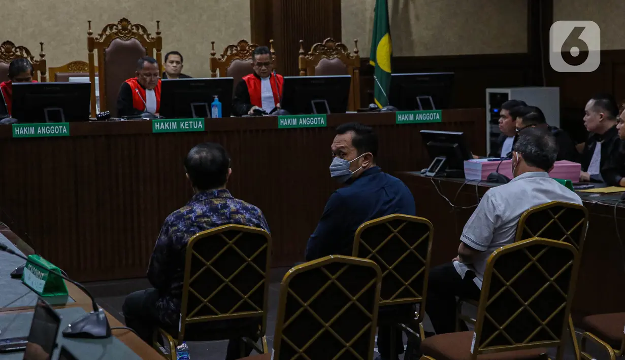 Tiga hakim nonaktif pada Pengadilan Negeri (PN) Surabaya, Erintuah Damanik, Heru Hanindyo dan Mangapul (kiri ke kanan) yang menjadi tersangka dugaan suap pengurusan perkara Gregorius Ronald Tannur menjalani sidang perdana di Pengadilan Tindak Pidana Korupsi pada Pengadilan Negeri Jakarta Pusat, Selasa (24/12/2024). (Liputan6.com/Angga Yuniar)
