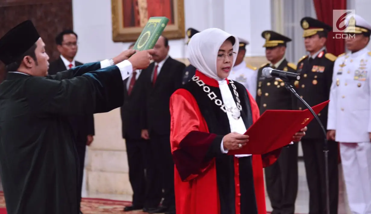 Mantan Kepala BPHN Kemenkumham, Enny Nurbaningsih membaca sumpah jabatan saat pelantikan menjadi hakim Mahkamah Konstitusi (MK) di Istana Negara, Jakarta, Senin (13/8). Enny menggantikan Maria Farida yang habis masa jabatannya. (Liputan6.com/Biropers)