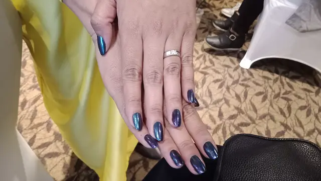 Tampilan kuku yang lebih cantik dengan bubuk Chrome Effect