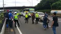 Polisi olah TKP kecelakaan di Tol Cawang