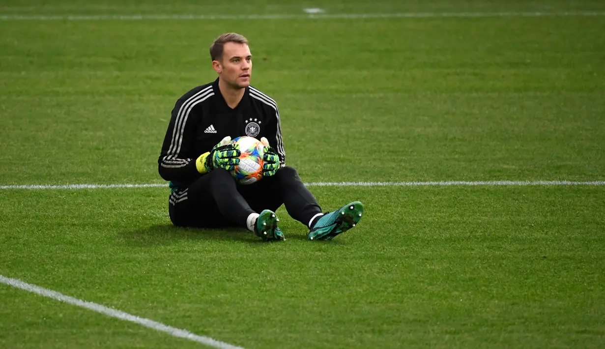Kiper Jerman Manuel Neuer ikut serta dalam sesi latihan di Dortmund, Jerman, Senin (7/10/2019). Jerman akan menghadapi Argentina dalam laga persahabatan di Signal Iduna Park pada 10 Oktober 2019. (Ina FASSBENDER/AFP)