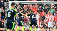 Para pemain Arsenal merayakan gol ke gawang Stoke City pada laga Premier League di Stadion bet365, Stoke, Sabtu (13/5/2017). (AFP/Lindsey Parnaby)