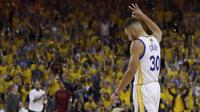 Bintang Golden State Warriors, Stephen Curry (30) merayakan tembakan tiga angka ke jaring Cleveland pada gim pertama Final NBA 2017 di Oracle Arena, Oakland, California, (1/6/2017). (AP/Marcio Jose Sanchez)