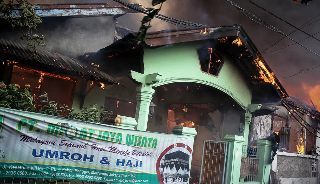 Kobaran si jago merah telah mengakibatkan sedikitnya 161 rumah di kawasan padat penduduk itu hangus, Jakarta, (14/10/14). (Liputan6.com/Faizal Fanani)