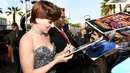 Scarlett Johansson memberi tanda tangan kepada penggemarnya saat menghadiri pemutaran perdana film 'Avengers: Infinity War' di Los Angeles, California (23/4). Aktris 33 tahun ini hadir bersama pacarnya aktor Colin Jost. (AFP Photo/Emma McIntyre)