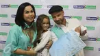 Presenter Melaney Ricardo bersama suaminya, Tyson Lynch serta putri sulung dan bayi laki-laki mereka, Chloe dan Courage Jordan Lynch, berfoto bersama usai konferensi pers di RS Siloam Kebon Jeruk, Jakarta, Kamis (5/5). (Liputan6.com/Herman Zakharia)