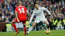 Pemain Real Madrid, Cristiano Ronaldo berebut bola dengan pemain Sevilla, Guido Pizarrodalam lanjutan pekan ke-15 Liga Spanyol di Santiago Bernabeu, Sabtu (9/12). Real Madrid membantai tamunya Sevilla dengan skor 5-0. (AP/Francisco Seco)