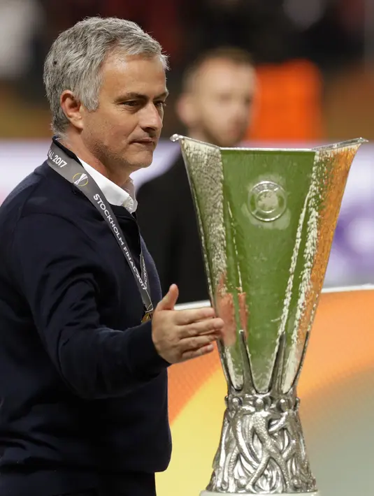 Jose Mourinho berpose dengan trofi Liga Europa, Swedia, Kamis (25/5). MU keluar sebagai juara Liga Europa setelah mengalahkan Ajax Amsterdam 2-0 di Friends Arena, Stockholm. (AP Photo)