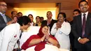 Eman Ahmed Abd El Aty bertepuk tangan di Rumah Sakit Burjeel di Abu Dhabi (24/7). Aty yang pernah dikabarkan sebagai 'wanita terberat dunia' tiba di Abu Dhabi dari India awal tahun ini untuk melanjutkan perawatannya. (AFP Photo/Saeed Bashar)