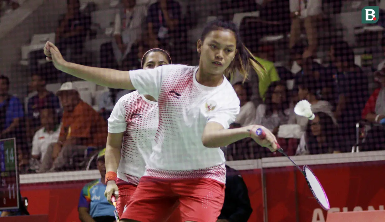 Pasangan Indonesia, Leani Ratri Oktila/Khalimatus Sadiyah saat melawan wakil Cina, Cheng Hefang/Ma Huihui, pada final bulu tangkis Asian Para Games di Istora, Jakarta, Jumat (12/10/2018). Indonesia menang 21-15, 21-12. (Bola.com/M Iqbal Ichsan)