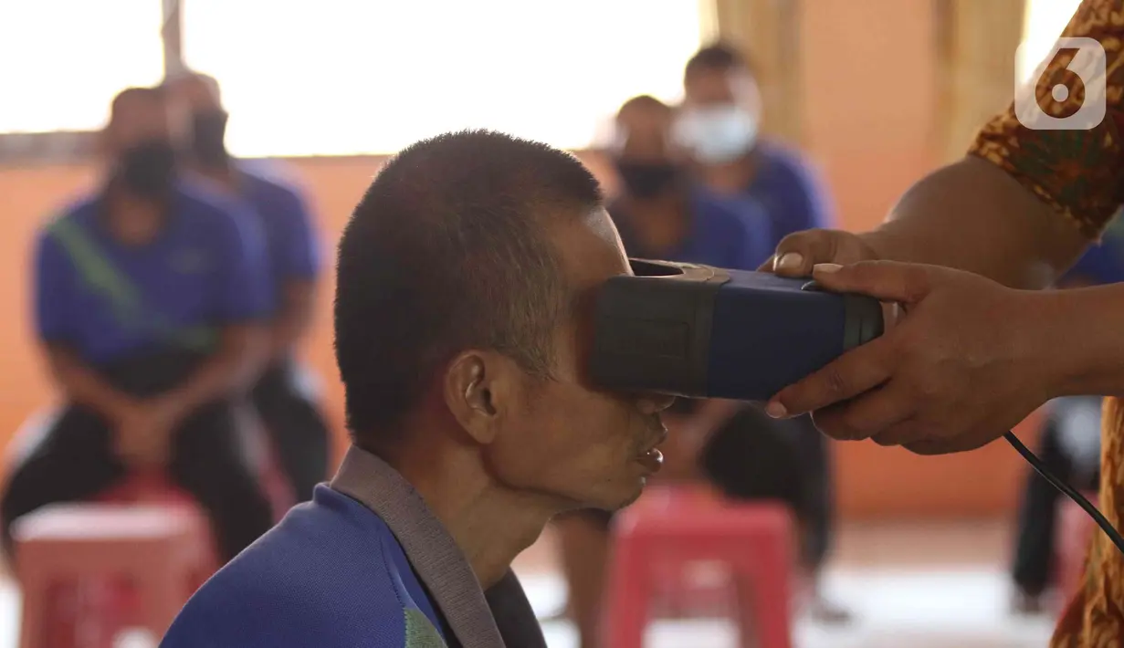 Petugas Disdukcapil melakukan perekaman E-KTP kepada Warga Binaan Sosial di Panti Sosial Bina Laras Harapan Sentosa 2 Budi Murni, Cipayung, Jakarta, Kamis (24/3/2022). Perekaman E-KTP bertujuan untuk keperluan pelayanan kesehatan. (Liputan6.com/Herman Zakharia)
