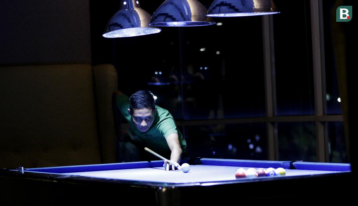 Pemain Timnas Indonesia, Evan Dimas, saat bermain biliar dengan Riko Simanjuntak di Hotel Grand Zuri, Jawa Barat, Minggu (4/11). Pemusatan latihan Timnas ini merupakan persiapan jelang Piala AFF 2018. (Bola.com/M Iqbal Ichsan)