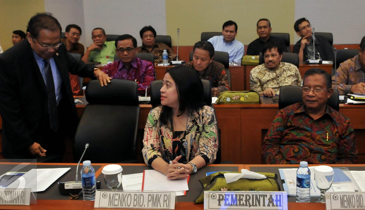 (Ki-ka) Menko Maritim Rizal Ramli, Menko PMK Puan Maharani dan Menko Perekonomian Darmin Nasution bersiap mengikuti rapat kerja dengan Banggar DPR di Jakarta, Selasa (13/10). Rapat itu membahas RKAKL Kemenko dalam RAPBN 2016.(Liputan6.com/Johan Tallo)