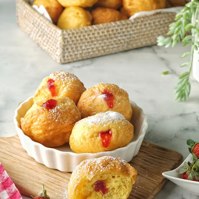 Cara Membuat Donat Bomboloni Empuk Isi Selai Stroberi Lifestyle Fimela Com