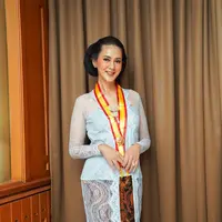 Bukan sekedar mengikuti acara sakral tersebut, keduanya juga menerima gelar budaya kehormatan.