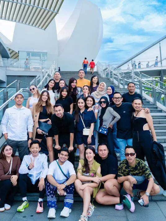 Ia tampak menghabiskan waktu bareng Raffi-Gigi, dan sejumlah nama tenar di kolam renang. [Instagram.com/fuji_an]