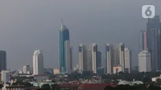 Suasana gedung bertingkat di kawasan Jakarta, Jumat (17/6/2022). Jakarta meneruskan posisinya di jajaran atas kota berkualitas udara buruk di dunia hari ini, Jumat 17 Juni 2022, setelah kemarin mencatat hal serupa. (Liputan6.com/Angga Yuniar)
