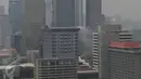 Kepulan asap terlihat dari atap gedung pusat perbelanjaan Sarinah, Jakarta, Kamis (15/10/2015). . Lantai 14 gedung itu menjadi sasaran si jago merah. (Liputan6.com/Angga Yuniar)