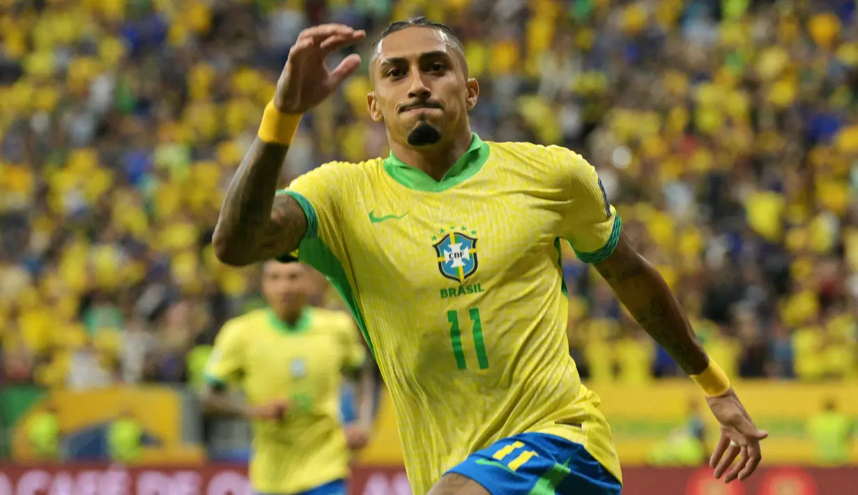Eksekusi penalti Raphinha pada menit ke-38 membuka keunggulan Brasil atas Peru. (NELSON ALMEIDA/AFP)