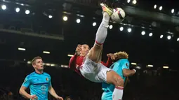 Aksi memikat Zlatan Ibrahimovic dengan tendangan akrobatik saat melawan Feyenoord di Stadion Old Trafford, 24 November 2016. (EPA/Peter Powell)