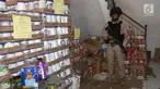 Polisi berjaga di sebuah gudang makanan kedaluwarsa di Jalan Kalianyar I, Jembatan Besi, Tambora, Jakarta Barat, Selasa (20/3). Polisi mengamankan puluhan ribu produk makanan kedaluwarsa yang diganti tanggal kedaluwarsanya. (Liputan6.com/Arya Manggala)