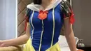 Amanda Manopo juga pernah mengenakan mini dress dengan model Snow White yang lengkap dengan pita merah di kepala. [@amandamanopo]