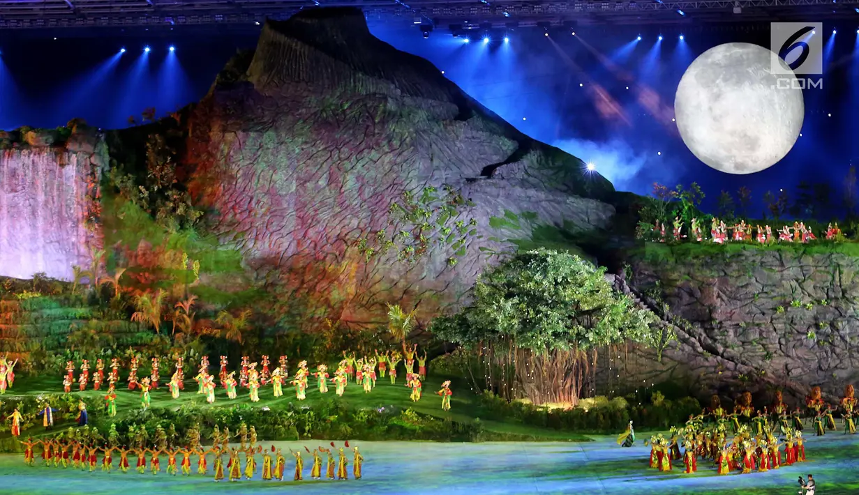 Sejumlah penari membawakan tarian tradisional di bawah sinar bulan purnama saat pembukaan Asian Games 2018 di Stadion Gelora Bung Karno, Senayan, Jakarta, Sabtu (18/8). (Liputan6.com/Fery Pradolo)