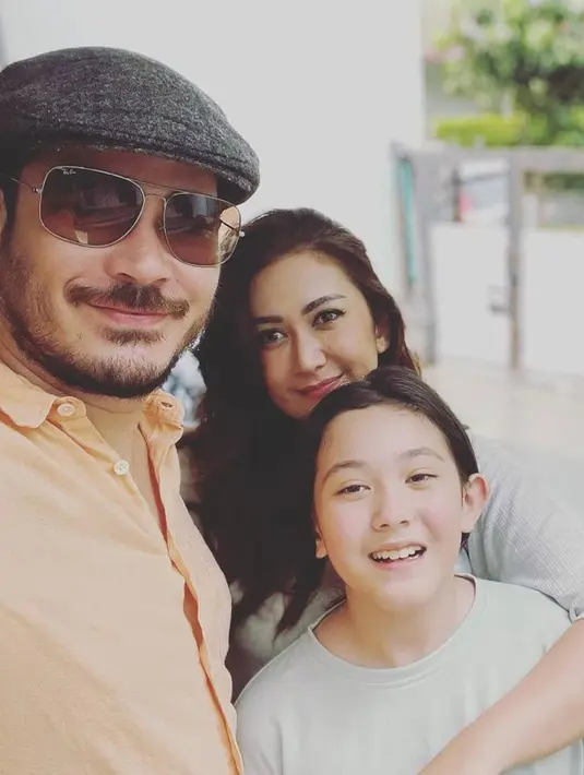 Pada 8 Februari 2011, Mikhaela Lee Jowono, putri pertama mereka lahir ke dunia. (Instagram.com/nafaurbach)