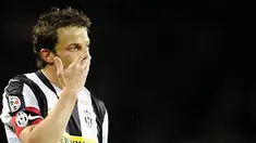 Penyerang Juventus, Alessandro Del Piero letiak bertanding di partai Serie A kontra Inter Milan pada 18 April 2009 di Olimpico Stadium, Turin. AFP PHOTO/DAMIEN MEYER