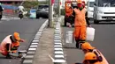 Petugas penanganan prasarana dan sarana umum (PPSU) melakukan pengecatan trotoar di Kawasan Jakarta, Selasa (1/8). Selain untuk memperindah Ibu Kota, pengecatan tersebut dilakukan untuk menyambut Hari Kemerdekaan RI ke-72. (Liputan6.com/Helmi Afandi)