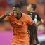 Denzel Dumfries adalah pesepak bola profesional Belanda yang bermain untuk PSV Eindhoven di Eredivisie.