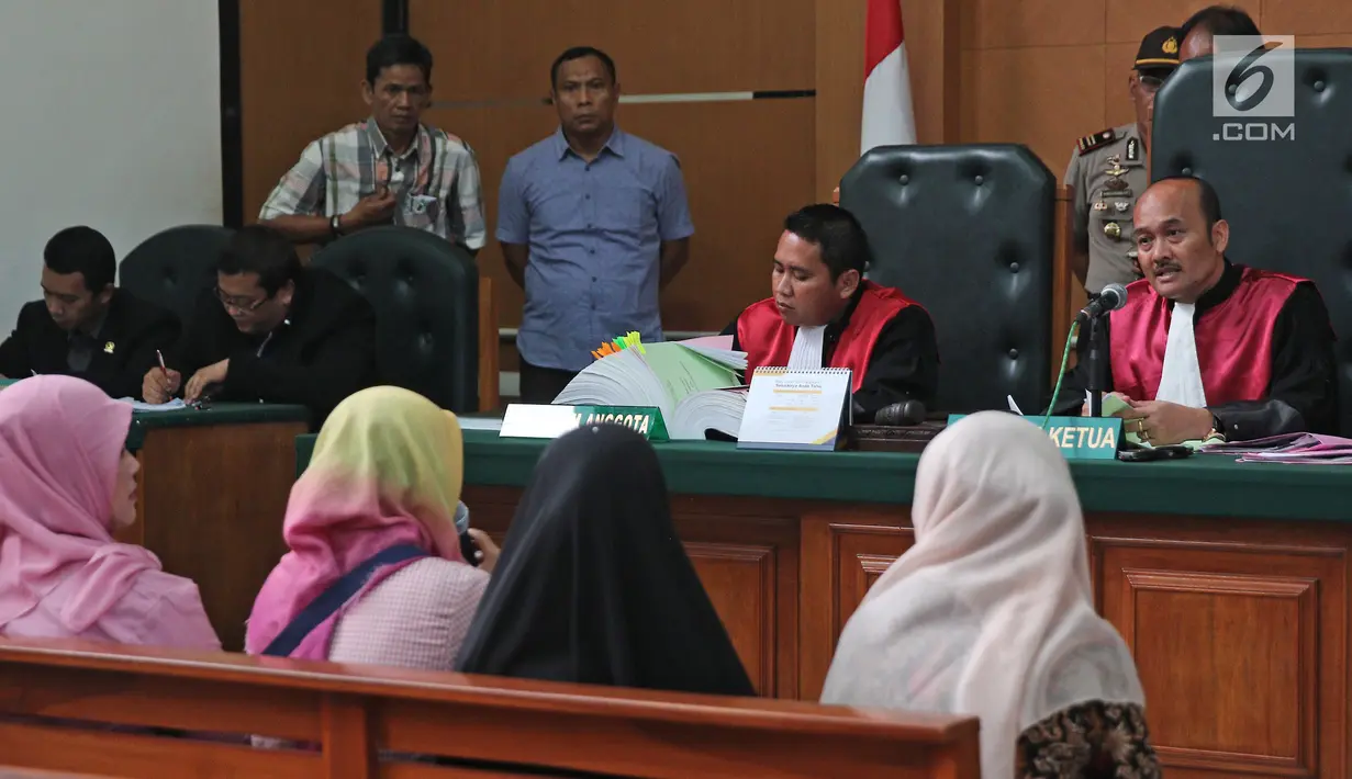 Para saksi memberi kesaksiannya saat sidang kasus dugaan penipuan First Travel di PN Kota Depok, Senin (12/3). Keempat saksi merupakan calon jemaah yang menjadi korban penipuan dan penggelapan. (Liputan6.com/Herman Zakharia)