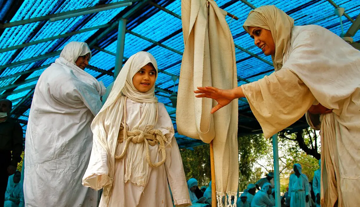 Pengikut agama Sabean Mandaean berdoa dekat Sungai Tigris saat perayaan Banja atau Pesta Kreasi, Baghdad, Irak, Senin (15/3/2021). Pengikut Sabean Mandaean akan menenggelamkan diri ke Sungai Tigris selama ritual tahunan ini. (AP Photo/Hadi Mizban)