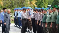 Gelar pasukan pengamanan perayaan Natal dan Tahun Baru di Polda Riau, Pekanbaru. (Liputan6.com/M Syukur)