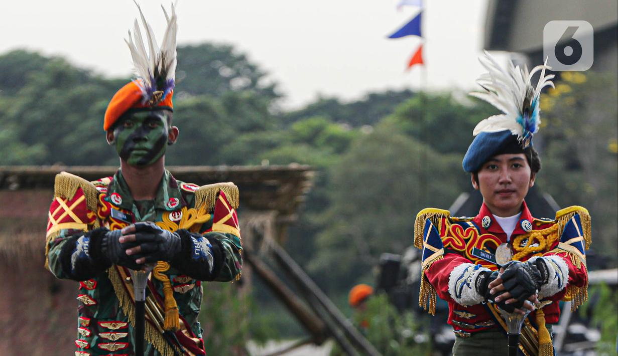 Total personel yang terlibat berjumlah 3.693 orang, terdiri dari 1070 pilot dan ground crew demo udara, 397 prajurit demo darat, dan 2.227 personel pasukan upacara. (Liputan6.com/Faizal Fanani)