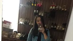 Lebby Wilayati kerap mengunggah potret dirinya di instagram seperti foto mirror selfie. Ia juga kerap berpenampilan santai seperti menggunakan dress hitam yang dipadukan dengan jaket jeans.(Liputan6.com/IG/@lebbywilayati)