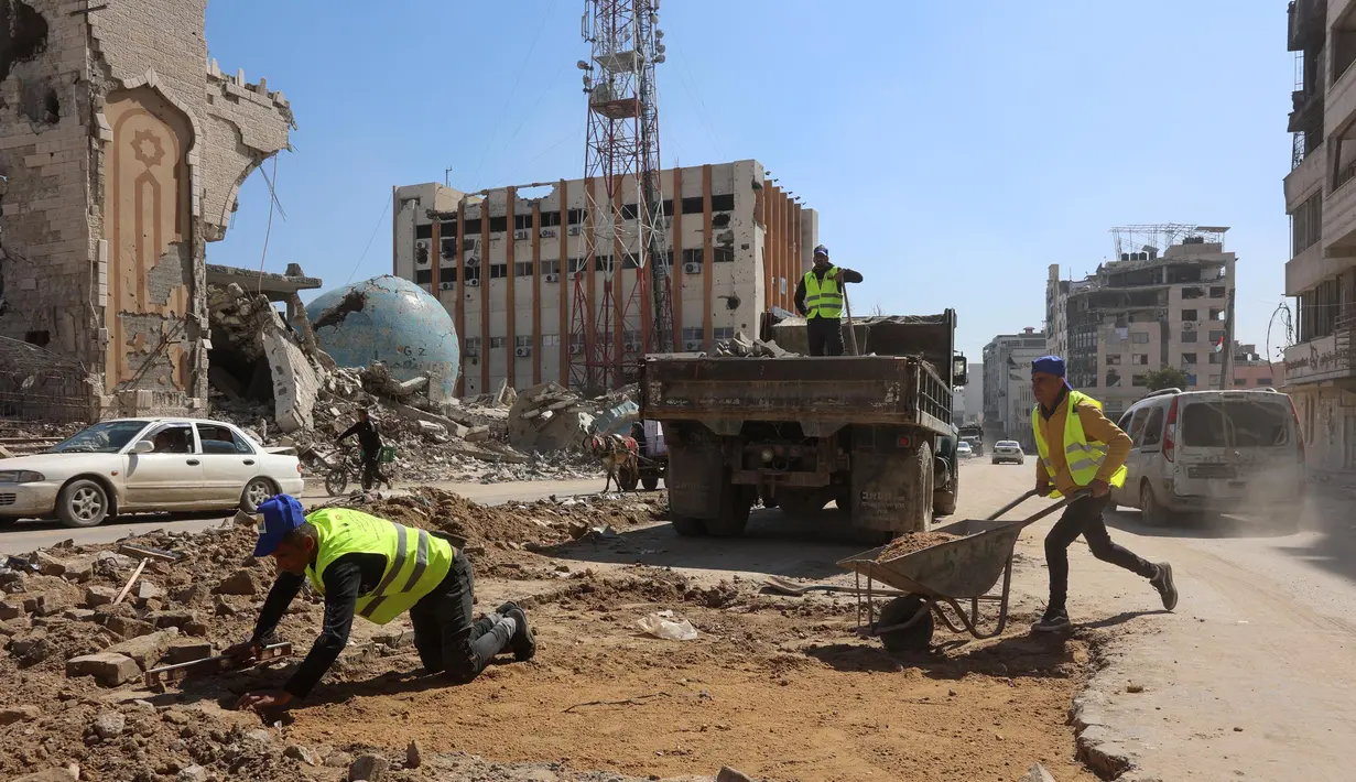 Ramadan menjadi momentum warga Palestina di Jalur Gaza berusaha membangun kembali lingkungan mereka dengan simbol-simbol keimanan dan ketangguhan. (Omar AL-QATTAA/AFP)