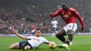 Striker Manchester United, Romelu Lukaku, berupaya mengirim umpan saat melawan Tottenham pada laga Premier League di Stadion Old Trafford, Manchester, Minggu (28/10/2017). MU menang 1-0 atas Tottenham. (AFP/Oli Scarff)