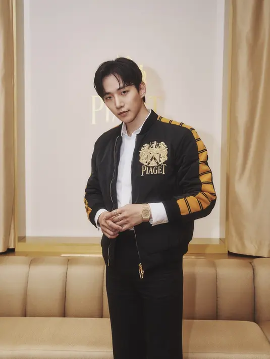 Pemeran “King The Land” itu juga mengenakan jam tangan Polo 79 untuk tampilan kedua. Melengkapi gaya kasualnya dengan jaket bomber Piaget. [Dok/Piaget]