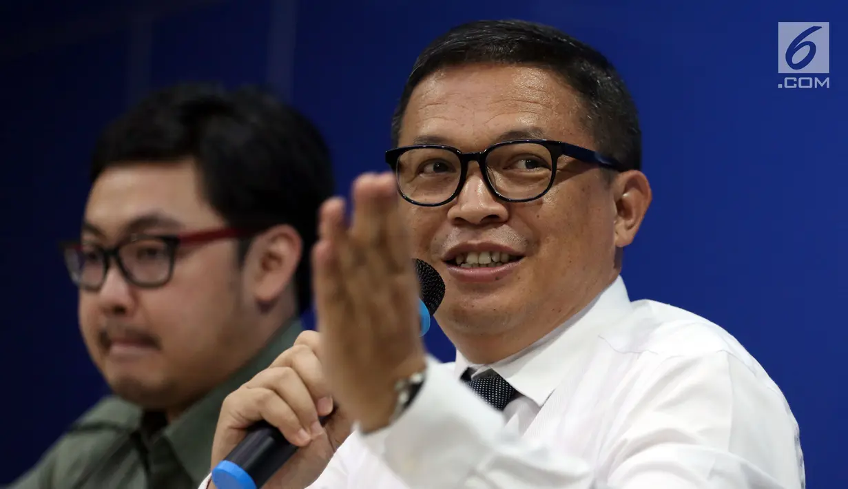 Brigjen Pol Agung Setya memberikan keterangan pers di Jakarta, Senin (23/10). Dirtipideksus Mabes Polri berhasil mengamankan miras tanpa dilengkapi izin edar dengan total barang bukti yang disita sekitar 37.000 botol. (Liputan6.com/JohanTallo)