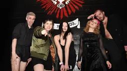 Musisi group band punk Pussy Riot, Maks, Nastya, Anastasia Ashitkova, Maria Alyokhina dan Kyril Kanstansinau foto bersama sebelum tampil di Teater Fonda, California, (12/3). Mereka tampil membawakan Spring Revolution. (AFP Photo / Valerie Maco