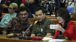 Anggota Badan Legislasi DPR, Rieke Diah Pitaloka (kanan), Anang Hermansyah (tengah) dan Musisi Giring saat mengikuti pertemuan dengan Badan Legislasi DPR di kompleks Parlemen, Senayan, Jakarta, Rabu (7/6).  (Liputan6.com/Herman Zakharia)