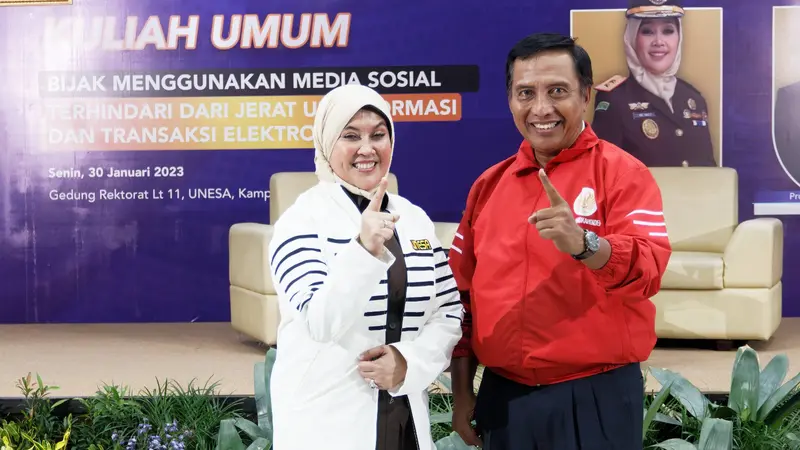 Kajati Jatim Mia Amiati bersama rektor Unesa Nurhasan. (Dian Kurniawan/Liputan6.com)