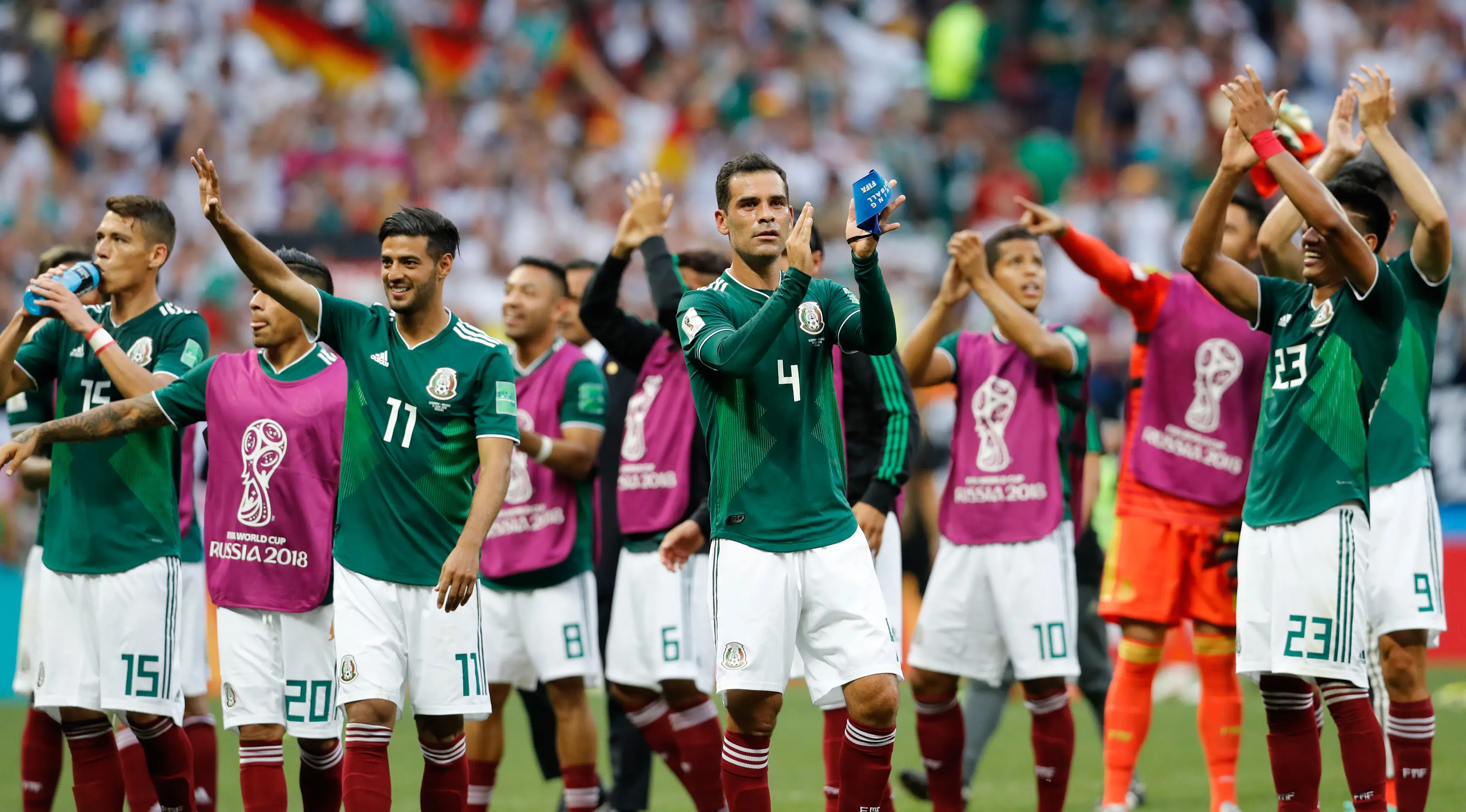 Pemain Mexico, Rafael Marquez (tengah) dan rekan-rekannya merayakan kemenangan usai pertandingan Grup F antara Jerman dan Meksiko di Piala Dunia 2018 di Stadion Luzhniki, Moskow, Rusia, Minggu (17/6). (AP Photo/Antonio Calanni)