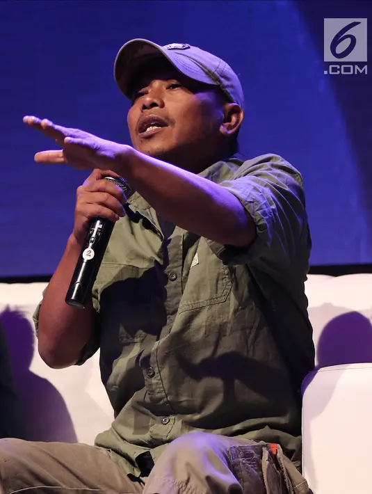 Penulis Dilan 1990 Pidi Baiq saat menyampaikan materi dalam diskusi panel di acara XYZ Day 2018 di The Hall, Senayan City, Jakarta, Rabu (25/4). (Liputan6.com/Herman Zakharia)